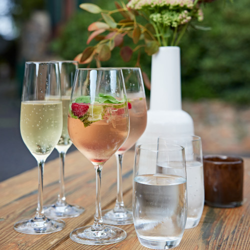 Zwei Gläser Champagner, Aperol und Wasser auf dem Tisch während eines Empfangs auf dem Hofgut Mappen.