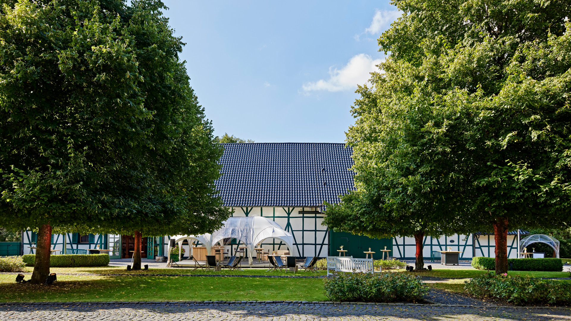 Die Hofreite im Hofgut Mappen ist umrahmt von historischen Gebäuden und ist eine grüne Oase.