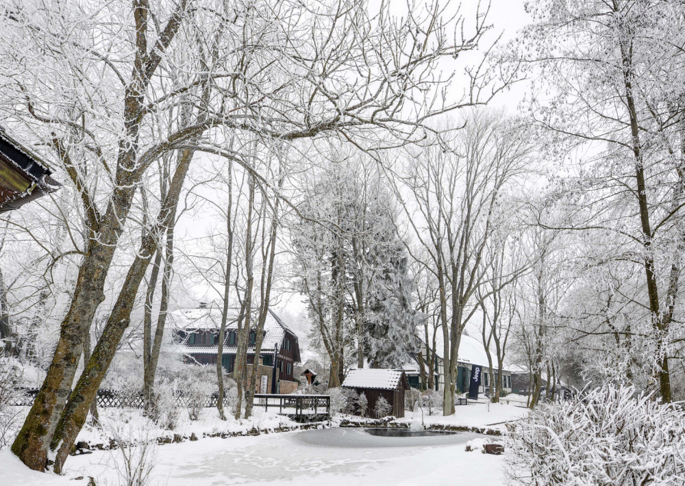 Weihnachtslandschaft mit Schnee auf dem Hofgut Mappen.