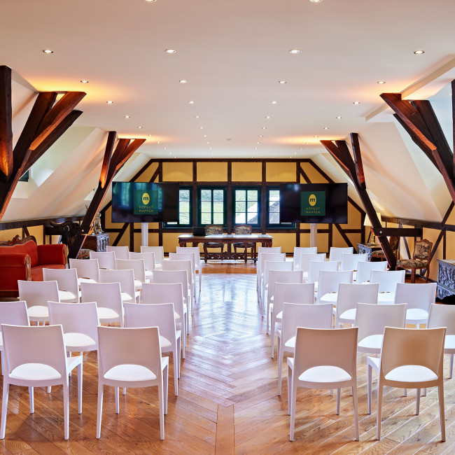 Das Obergeschoss unseres Kornspeichers auf dem Hofgut Mappen bei Wiesbaden ist ein stimmungsvoller Veranstaltungsraum mit Dachschrägen und Holzstützenkonstruktion